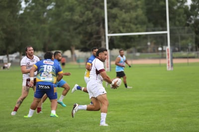 Seagulls ball carrier in maroon and white racing into open space against the Broncos